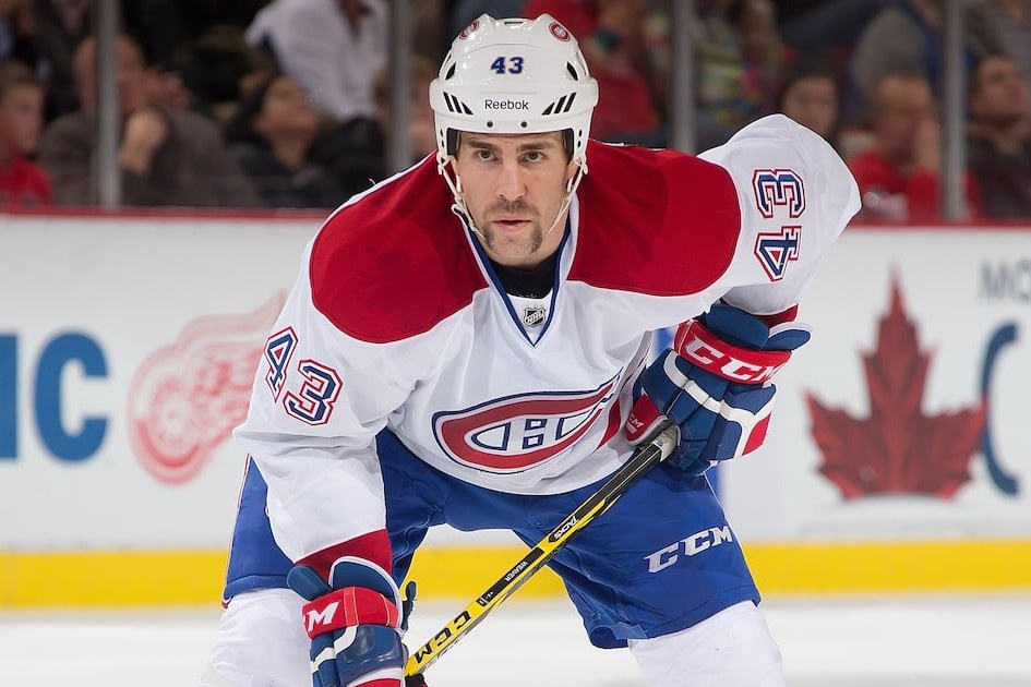 Mike Weaver avec le chandail du Canadien
