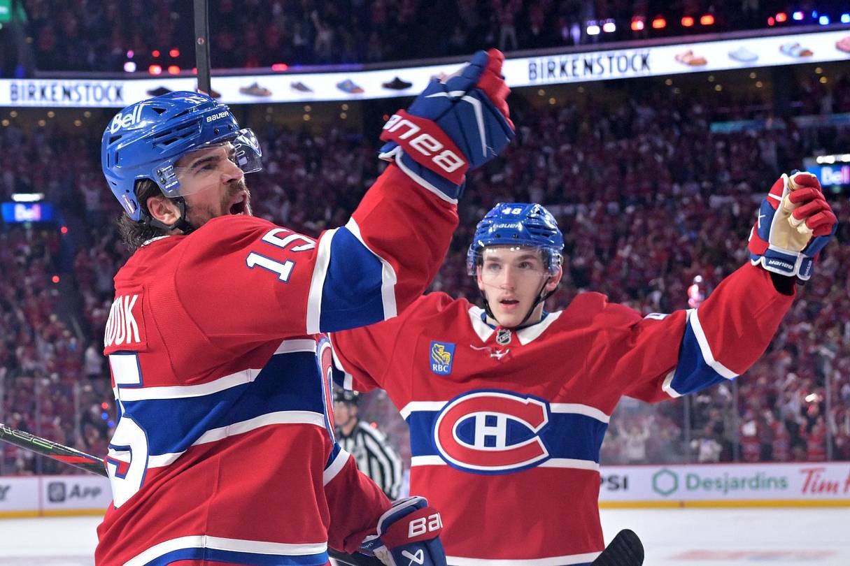 Alex Newhook célèbre un but avec Lane Hutson