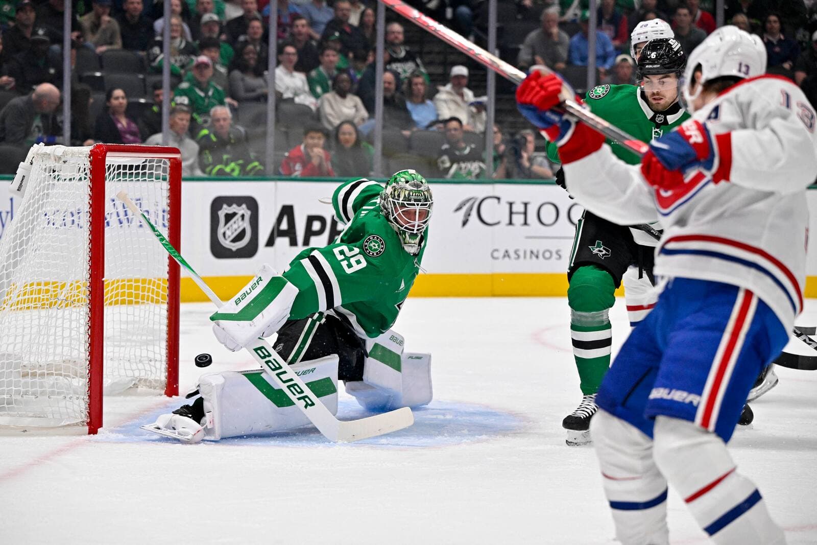Cole Caufield décoche un tir devant Jake Oettinger des Stars de Dallas