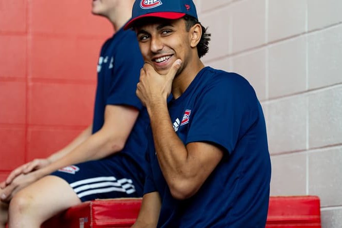 Michael Hage souriant au camp du Canadien