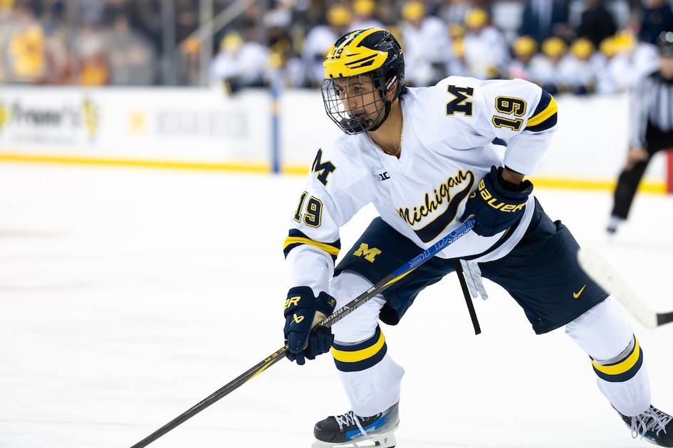Michael Hage en chandail du Michigan