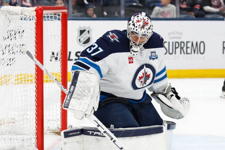Connor Hellebuyck en chandail blanc des Jets de Winnipeg