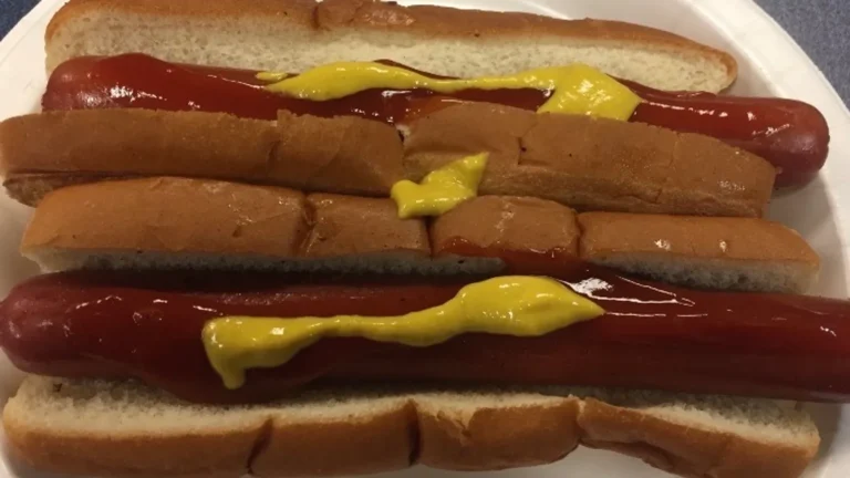 Un hot-dog géant gonflable s&rsquo;invite sur la glace du Centre Bell