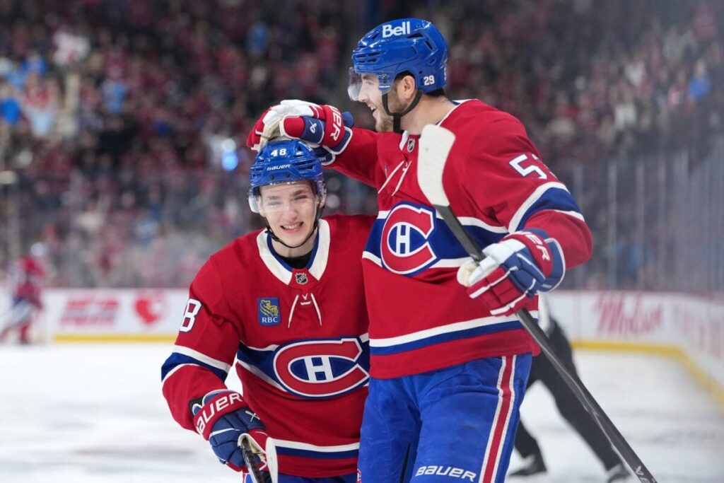 Lane Hutson et Noah Dobson celebrent ensemble dans l'uniforme du Canadien