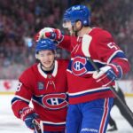 Lane Hutson et Noah Dobson celebrent ensemble dans l'uniforme du Canadien