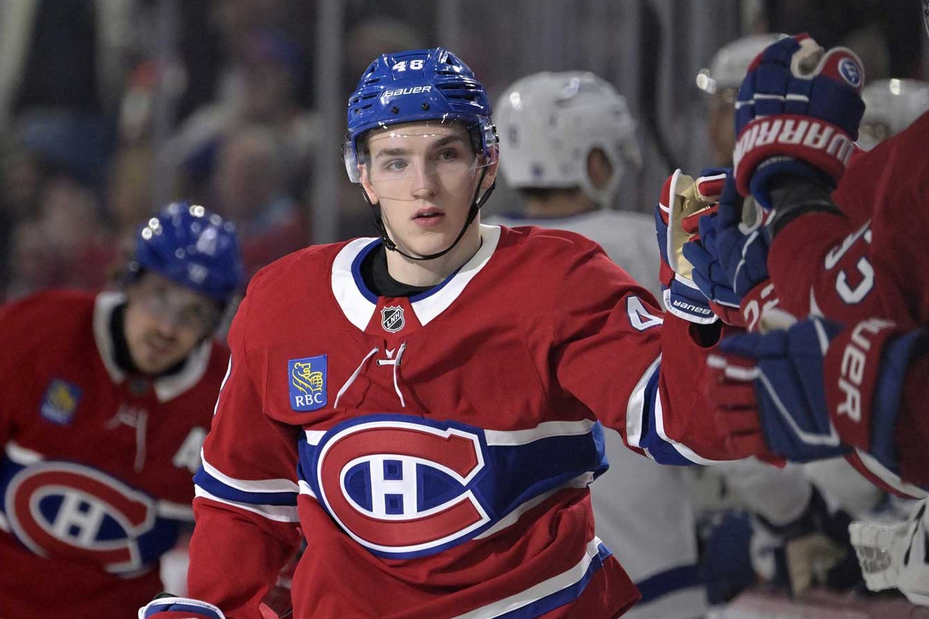 Lane Hutson célèbre avec le Canadien