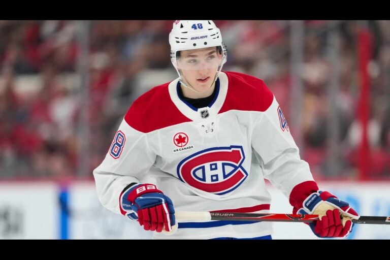 Lane Hutson marque dans deux matchs de suite : une rareté chez les défenseurs du Canadien