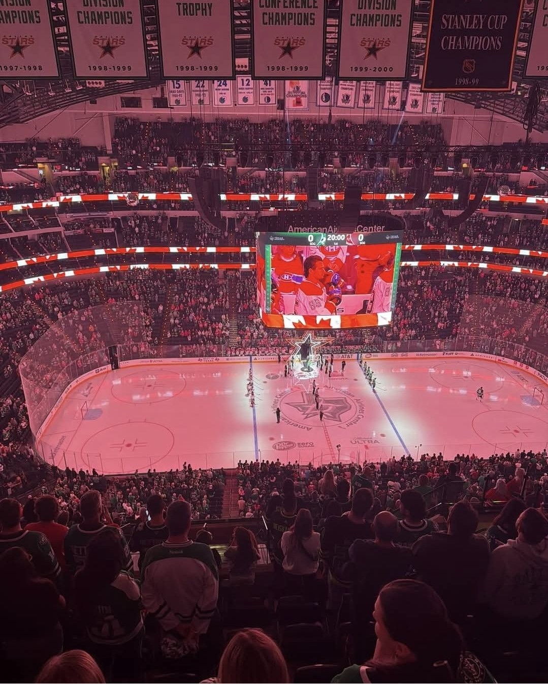 L'American Airlines Center de Dallas pendant les hymnes nationaux
