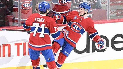 Cole Caufield célèbre un but avec Jake Evans