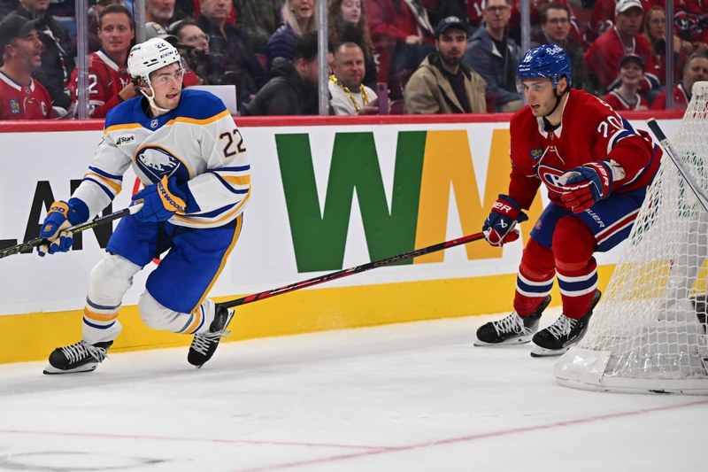Juraj Slafkovsky exerce son échec avant sur Jack Quinn derrière le filet des Sabres