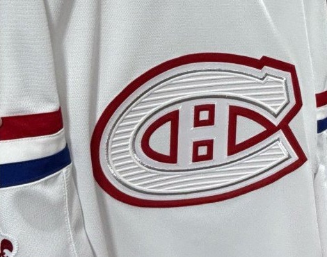Le chandail Hometown Remix du Canadien : blanc, logo argenté et rouge, bandes rouge et bleue aux manches