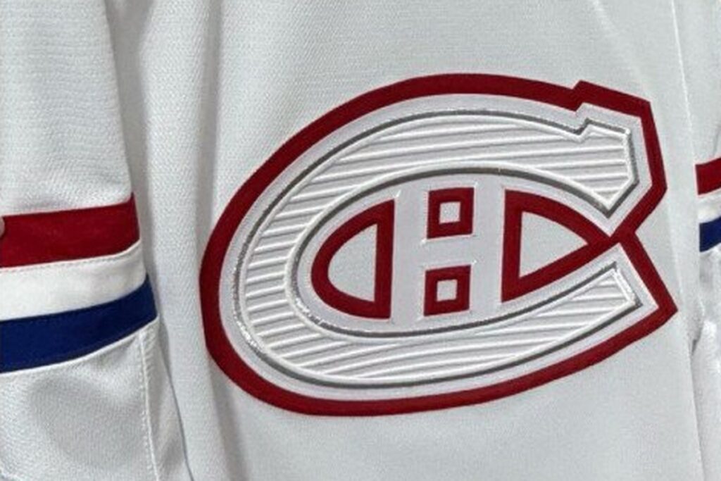Gros plan du logo du Canadien sur le chandail blanc Hometown Remix