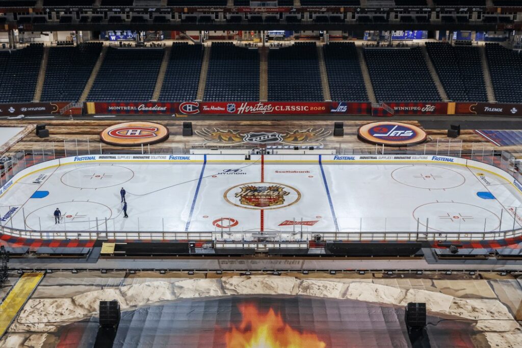 La patinoire de la Classique Héritage 2026 au Princess Auto Stadium de Winnipeg, avec les logos du Canadien et des Jets