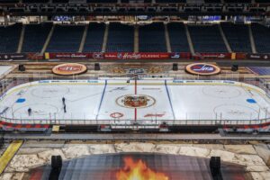 La patinoire de la Classique Héritage 2026 au Princess Auto Stadium de Winnipeg, avec les logos du Canadien et des Jets
