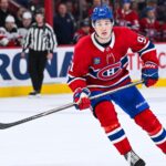 Oliver Kapanen en chandail rouge du Canadien