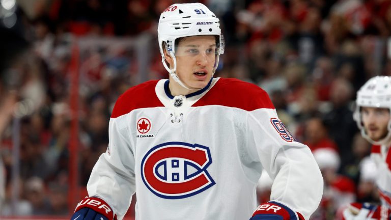 Oliver Kapanen en chandail blanc