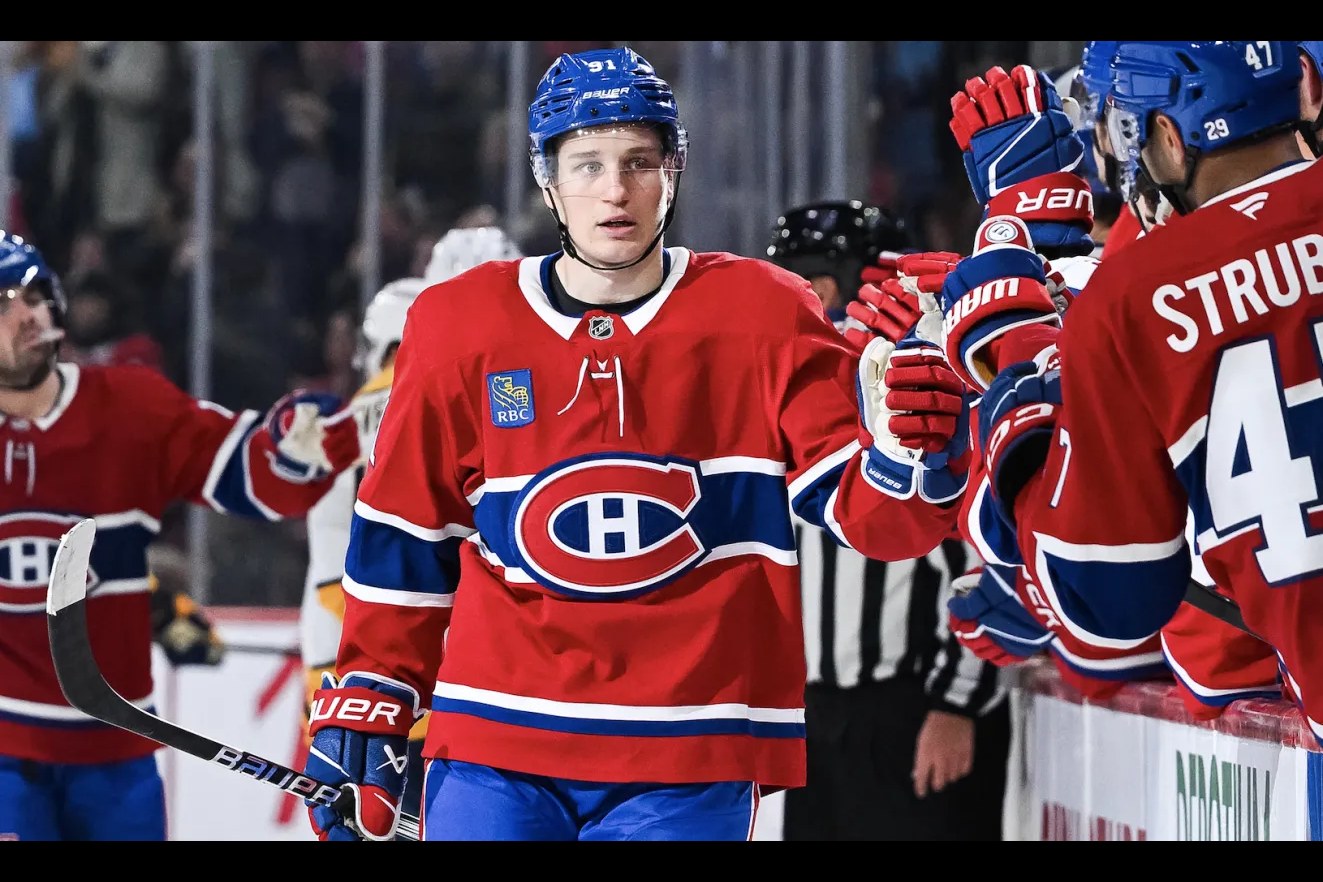 Oliver Kapanen en chandail rouge des Canadiens, au banc de l’équipe