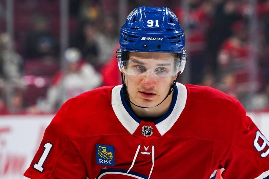Oliver Kapanen dans l'uniforme rouge des Canadiens