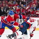 Oliver Kapanen, numéro 91 du Canadien de Montréal, en chandail rouge en bataille pour la rondelle