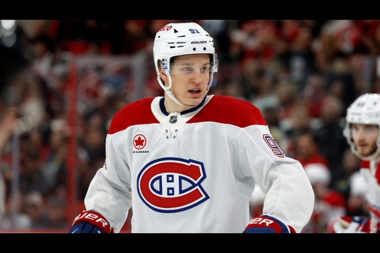 Oliver Kapanen en chandail blanc des Canadiens de Montréal