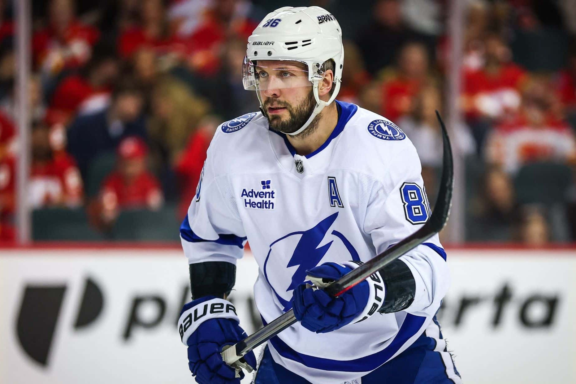 Nikita Kucherov, numéro 86 du Lightning de Tampa Bay, en chandail blanc