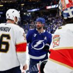Nikita Kucherov, en chandail bleu du Lightning, face à Aleksander Barkov des Panthers