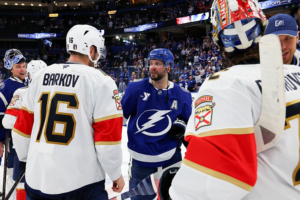 Nikita Kucherov, en chandail bleu du Lightning, face à Aleksander Barkov des Panthers