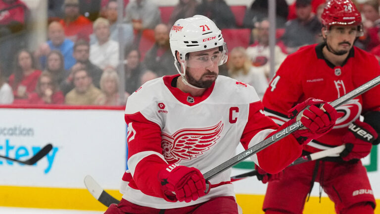 « On veut Larkin » : le Centre Bell fait sa cour à Dylan Larkin