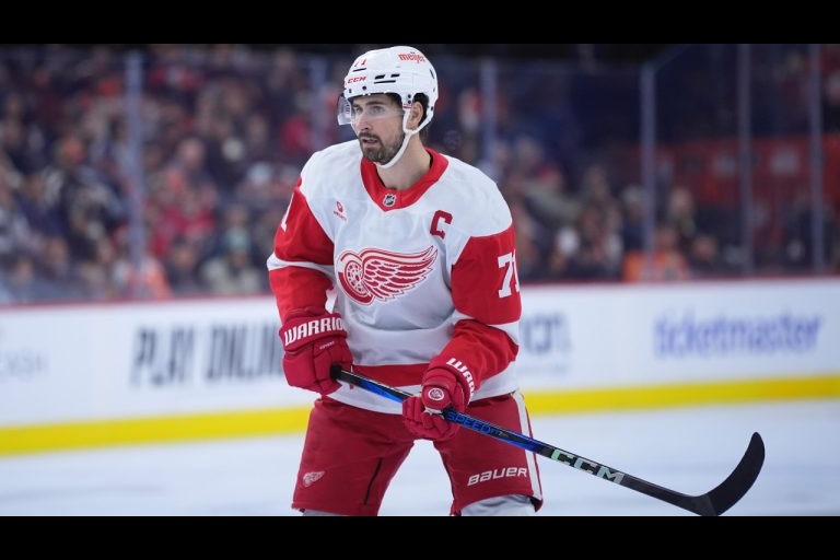 Dylan Larkin à Montréal : les chants du Centre Bell sèment le doute, Friedman n&rsquo;écarte rien