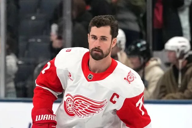 Dylan Larkin des Red Wings de Detroit sur la glace