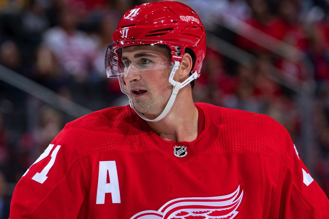 Dylan Larkin en chandail rouge des Red Wings de Detroit