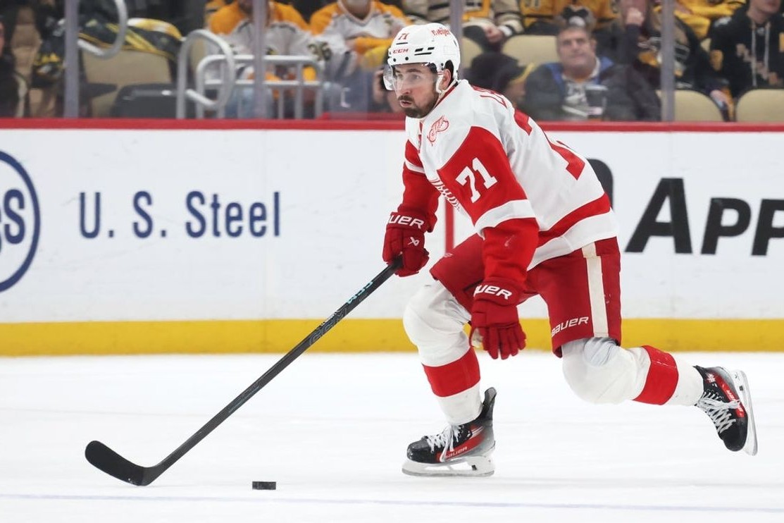 Dylan Larkin des Red Wings en action avec la rondelle