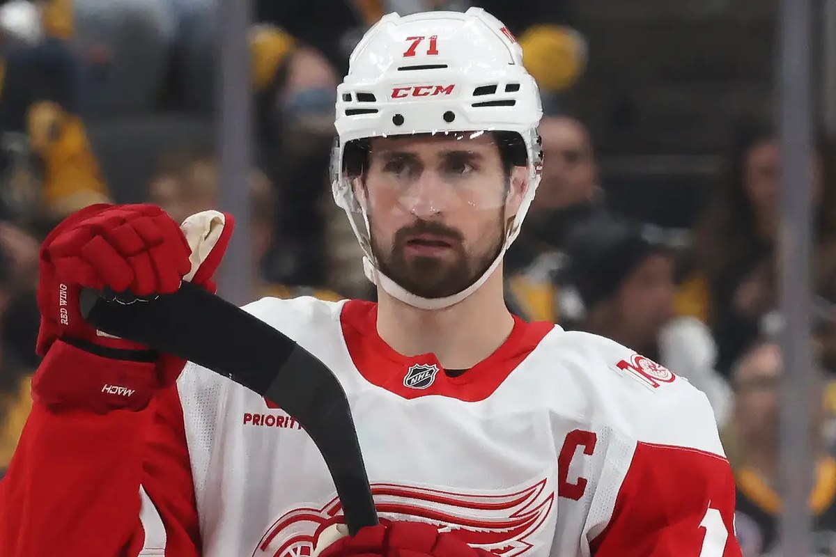 Dylan Larkin, numéro 71, en chandail blanc des Red Wings de Detroit