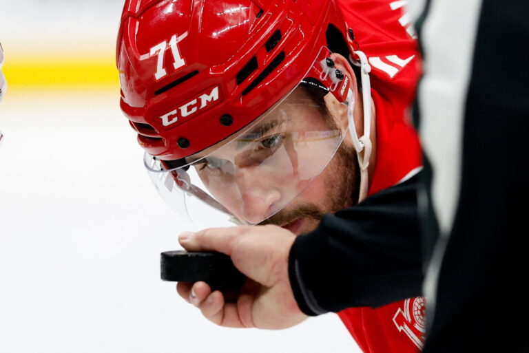 Pierre LeBrun se prononce à son tour sur Dylan Larkin et le Canadien