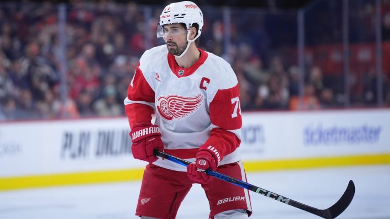 Dylan Larkin en chandail blanc des Red Wings avec le C de capitaine