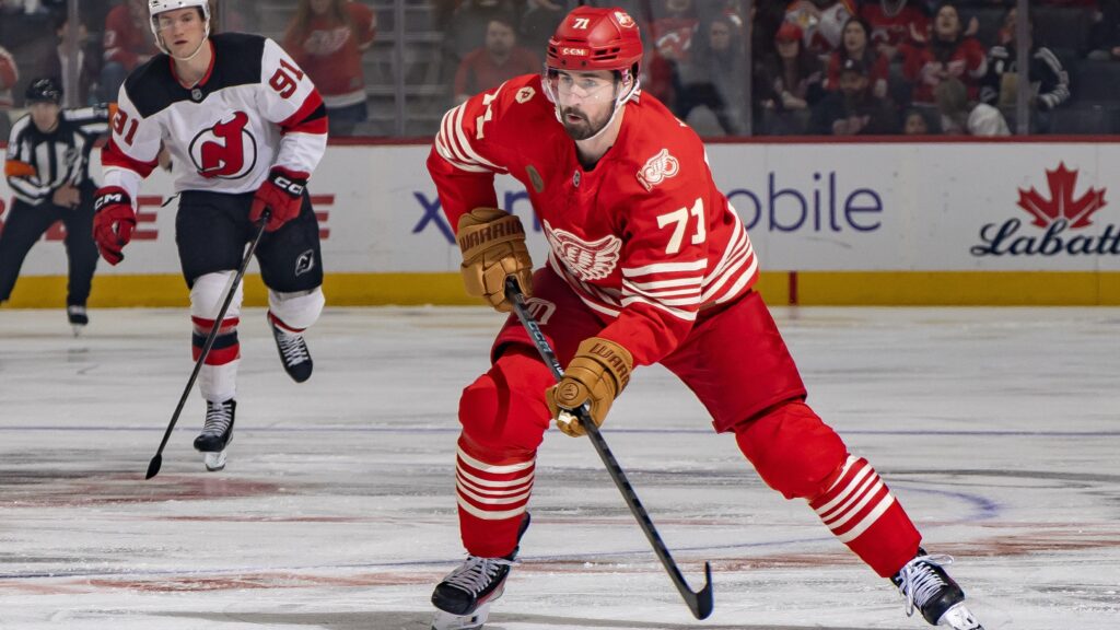 Dylan Larkin en uniforme rouge des Red Wings de Detroit