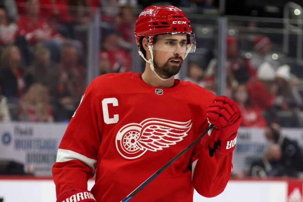 Dylan Larkin avec le chandail des Red Wings de Detroit