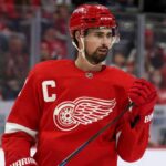 Dylan Larkin avec le chandail des Red Wings de Detroit