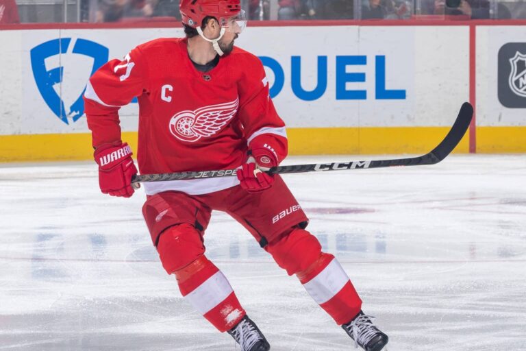 Dylan Larkin : son entourage verrait Montréal comme une bonne destination, selon Pierre LeBrun