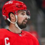 Dylan Larkin, capitaine des Red Wings de Detroit, en chandail rouge