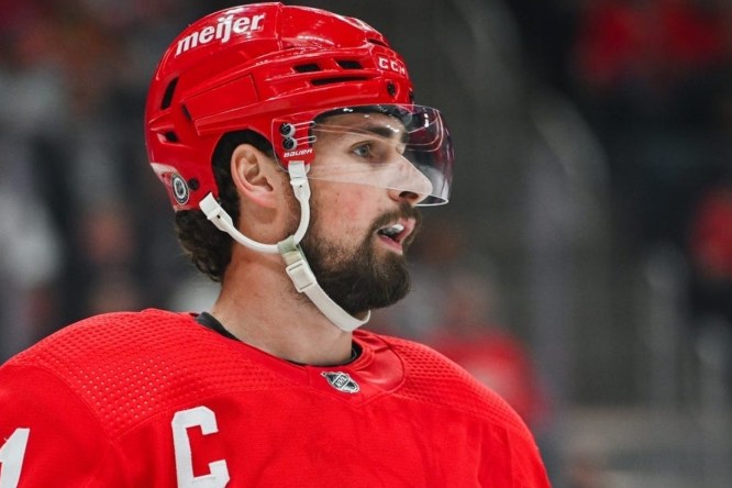 Dylan Larkin, capitaine des Red Wings de Detroit, en chandail rouge
