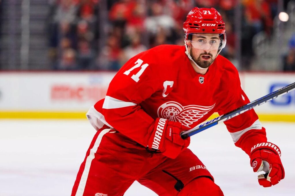 Dylan Larkin, numéro 71 et capitaine des Red Wings de Detroit, en chandail rouge