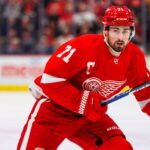 Dylan Larkin, numéro 71 et capitaine des Red Wings de Detroit, en chandail rouge