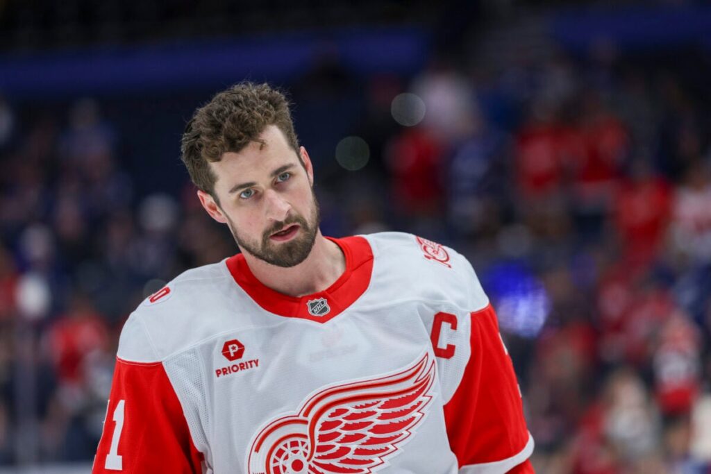 Dylan Larkin, capitaine des Red Wings de Detroit, en chandail blanc