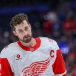 Dylan Larkin, capitaine des Red Wings de Detroit, en chandail blanc