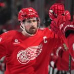 Dylan Larkin, numéro 71, célèbre en chandail rouge des Red Wings de Detroit