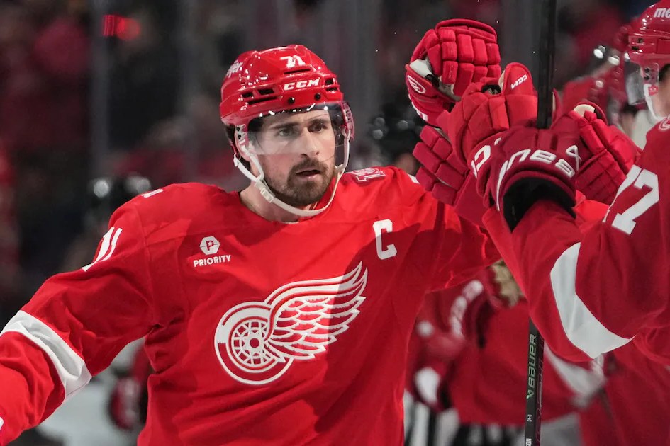Dylan Larkin, numéro 71, célèbre en chandail rouge des Red Wings de Detroit