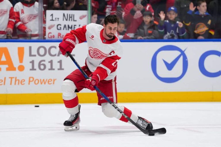 « We want Larkin » : Dylan Larkin réagit aux chants des partisans du Canadien