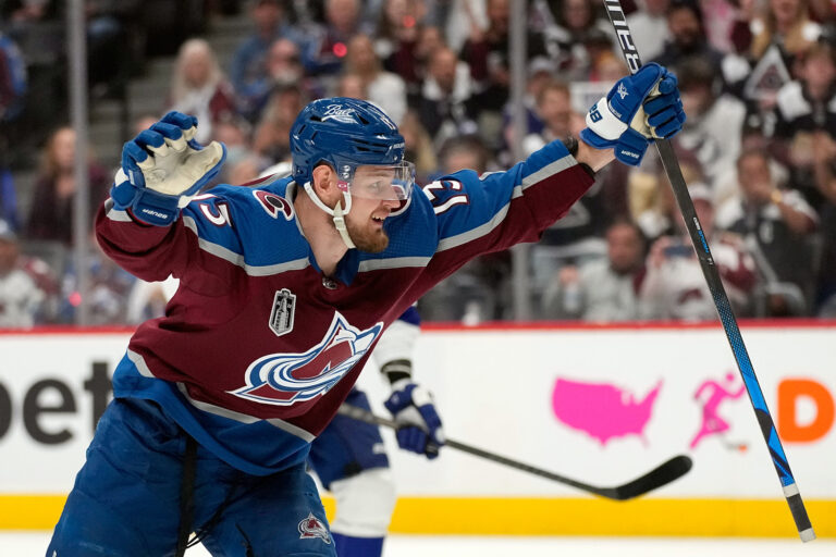 Artturi Lehkonen célèbre un but avec l'Avalanche du Colorado