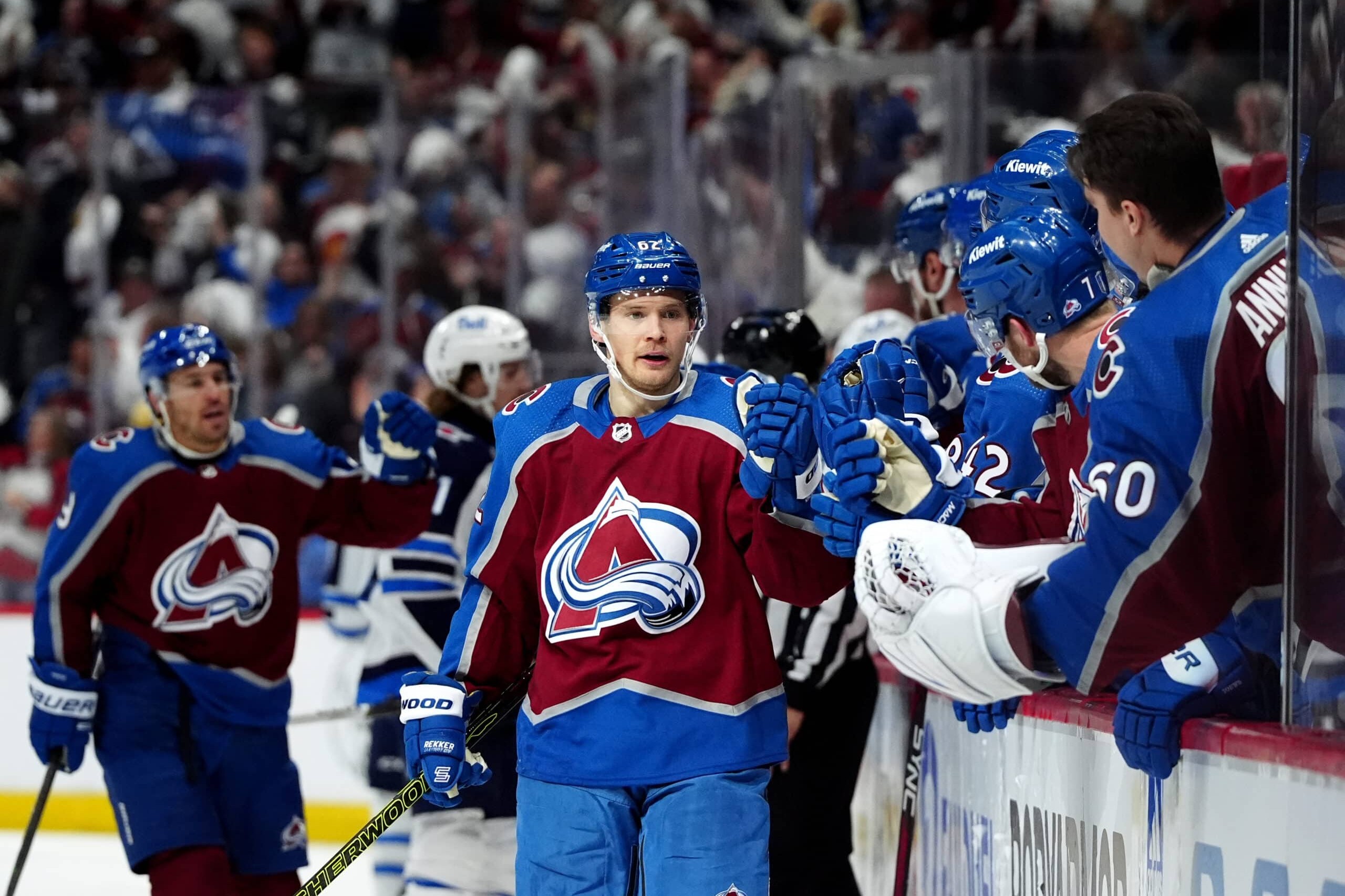 Artturi Lehkonen au banc de l'Avalanche du Colorado